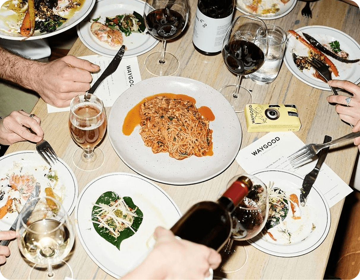 Clientes compartiendo mesa y platos